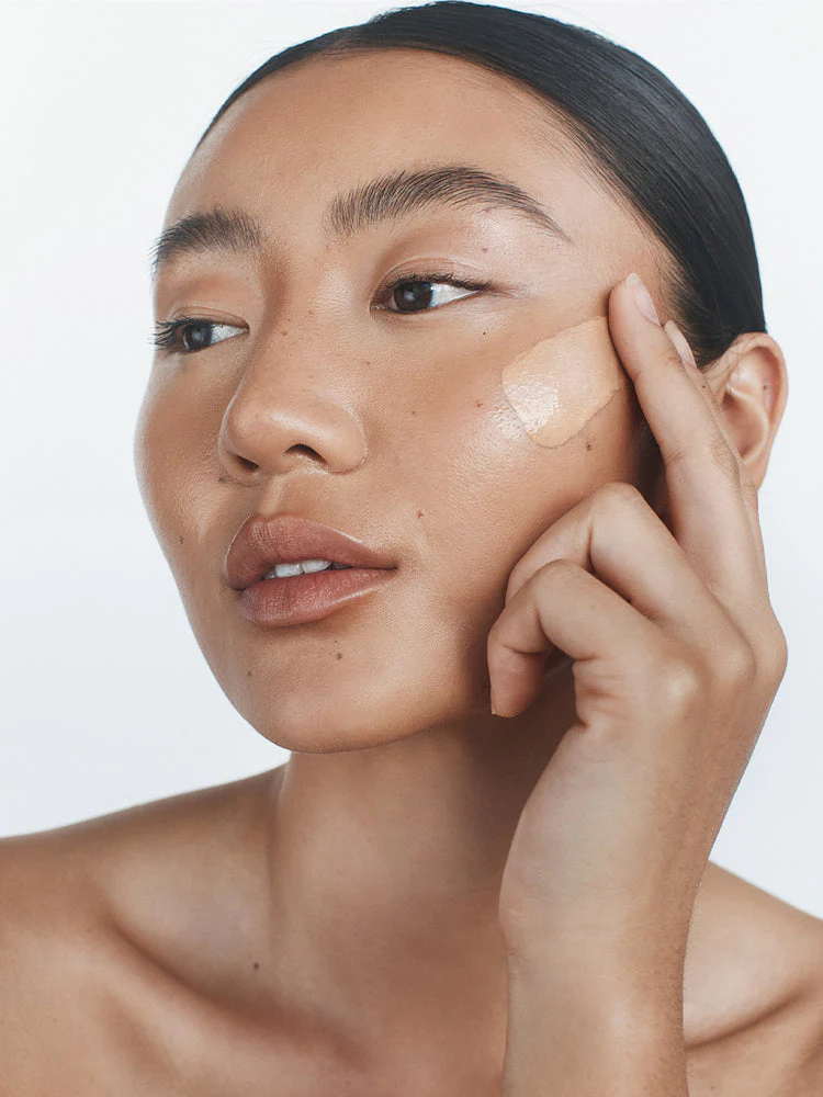 Second Skin Foundation SPF25 - Warm/Medium - Image 3